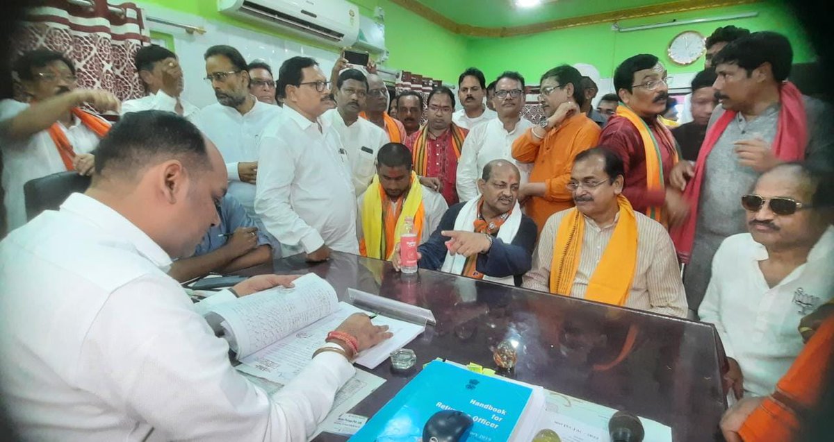 dpradhanbjp's tweet photo. ଧାମନଗର ଉପନିର୍ବାଚନ ପାଇଁ @BJP4Odisha ର ସଭାପତି @SamirMohantyBJP, ବିରୋଧୀ ଦଳ ନେତା @jnarayanmishra ଏବଂ ପୂର୍ବତନ ରାଜ୍ୟ ସଭାପତି ଓ ବରିଷ୍ଠ ନେତା ମନମୋହନ ସାମଲଙ୍କ ଉପସ୍ଥିତିରେ ଆମ ଦଳର ବରିଷ୍ଠ ନେତା ସ୍ୱର୍ଗତ ବିଷ୍ଣୁ ଭାଇଙ୍କ ସୁପୁତ୍ର @suryabanshibjp ପ୍ରାର୍ଥୀ ପତ୍ର ଦାଖଲ କରିଛନ୍ତି । https://t.co/MHNFHuhdwf