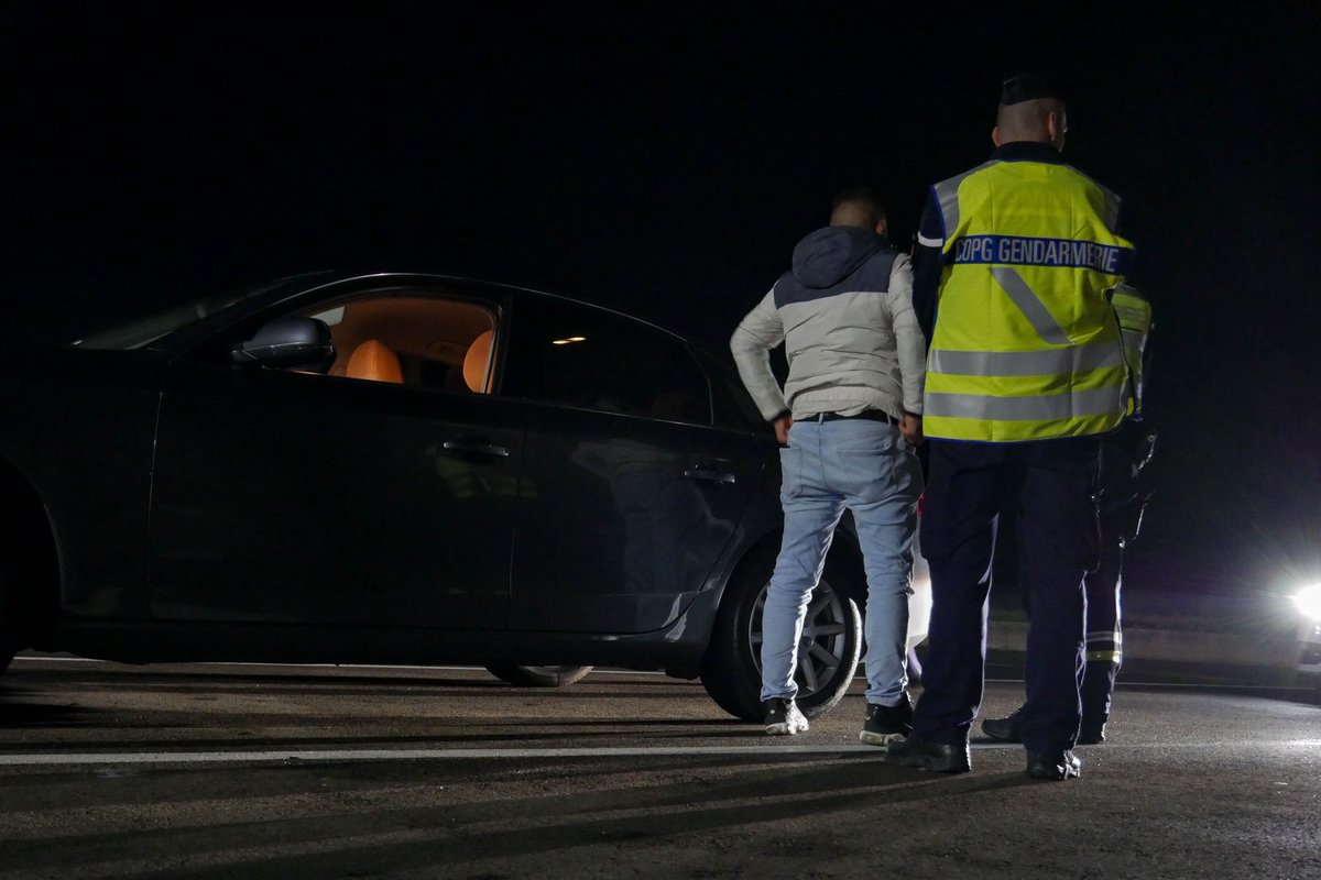 AlexChavance's tweet photo. Hier soir, immersion avec la #gendarmerie de l'Yonne pour une vaste opération de contrôle sur l'A5. Objectif notamment : faire face au trafic de #drogue qui transite sur les axes du département. Une mobilisation sous l'impulsion du @Prefet89

#autoroute #controles #Yonne https://t.co/oku5CTm07s