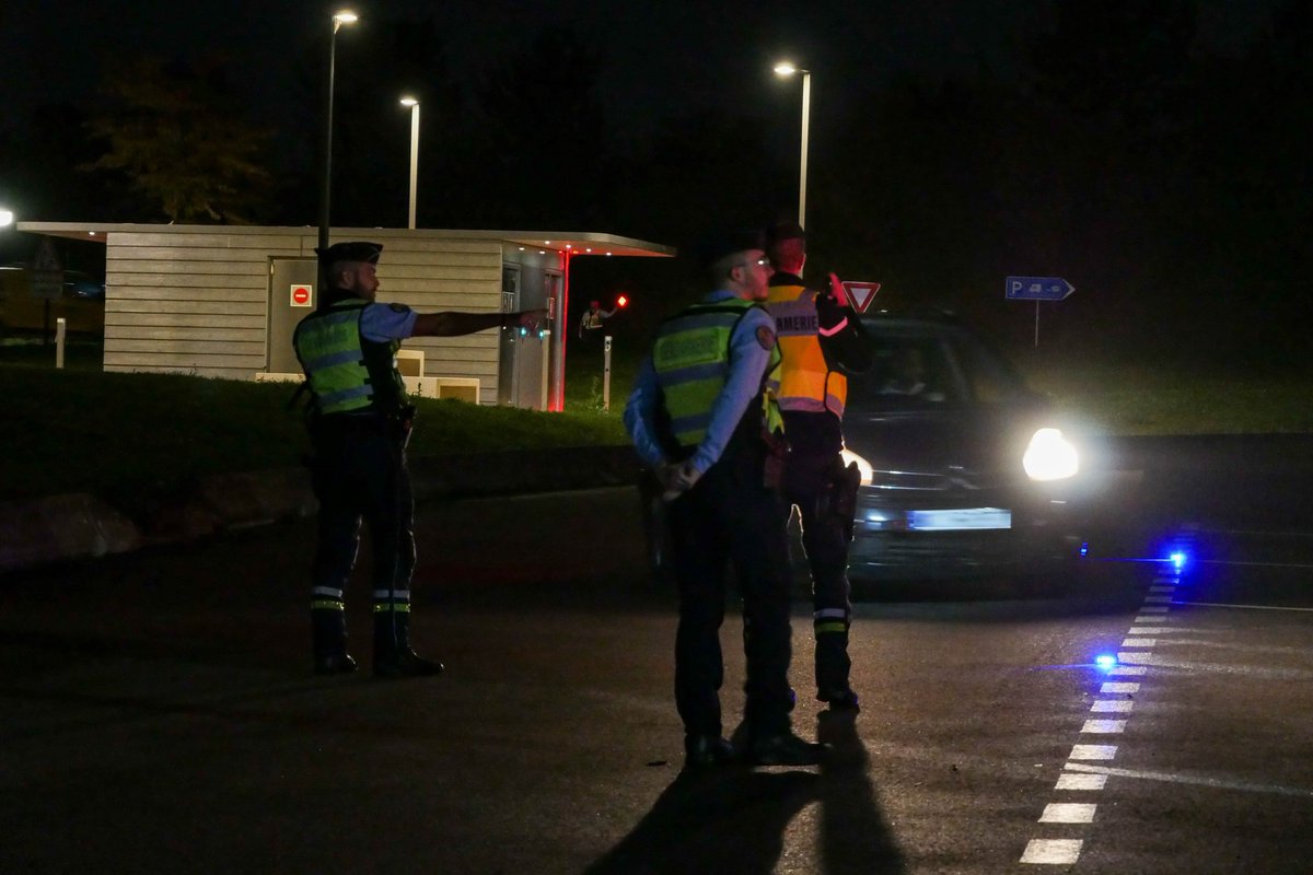 AlexChavance's tweet photo. Hier soir, immersion avec la #gendarmerie de l'Yonne pour une vaste opération de contrôle sur l'A5. Objectif notamment : faire face au trafic de #drogue qui transite sur les axes du département. Une mobilisation sous l'impulsion du @Prefet89

#autoroute #controles #Yonne https://t.co/oku5CTm07s