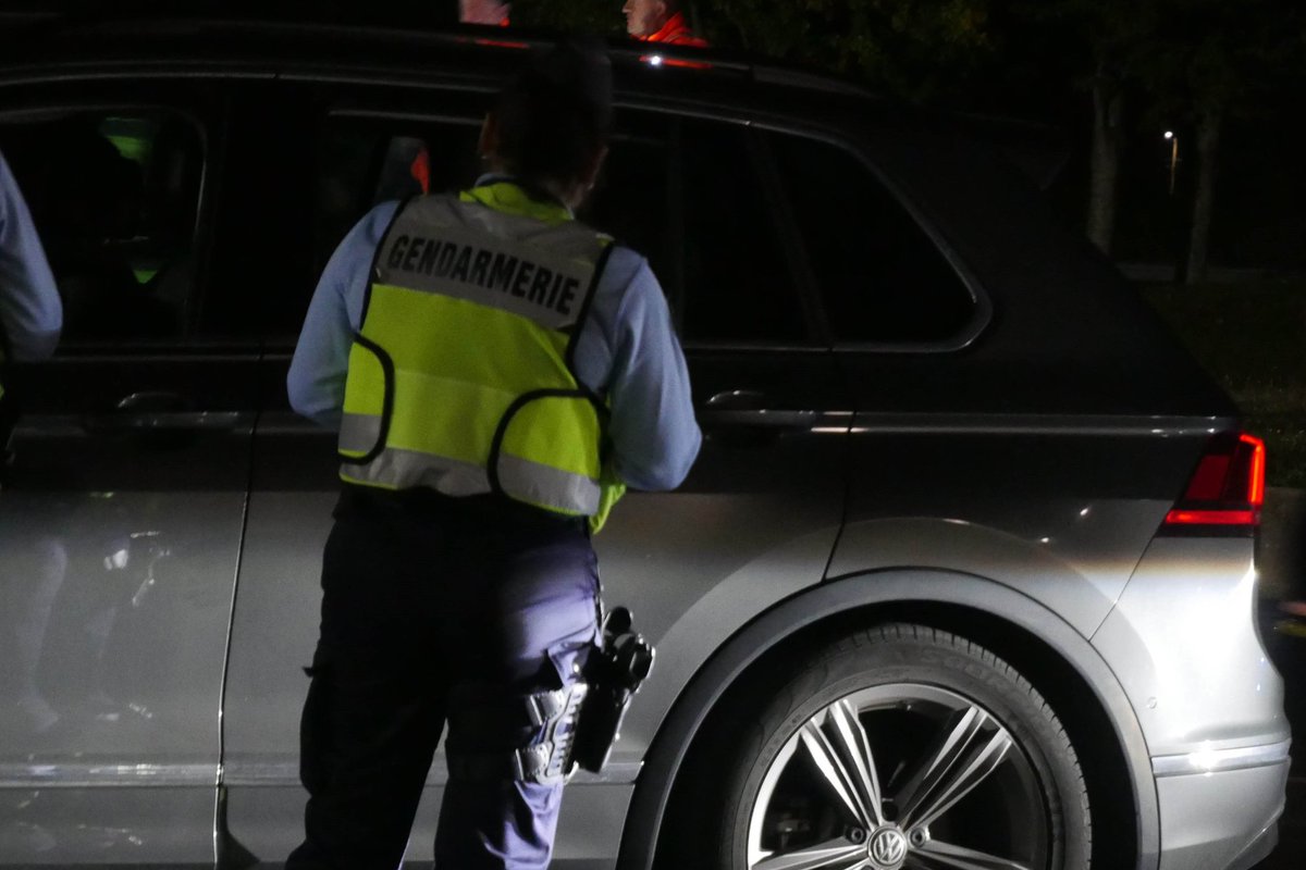 AlexChavance's tweet photo. Hier soir, immersion avec la #gendarmerie de l'Yonne pour une vaste opération de contrôle sur l'A5. Objectif notamment : faire face au trafic de #drogue qui transite sur les axes du département. Une mobilisation sous l'impulsion du @Prefet89

#autoroute #controles #Yonne https://t.co/oku5CTm07s