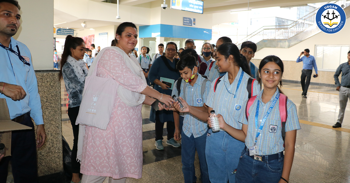 UdgamSchool's tweet photo. Glimpses of the Metro ride with the honorable Education Minister Shri Jitendra Vaghani @jitu_vaghani organized for students on Saturday as part of Gujarat Government's efforts to raise awareness in which more than 1000 Udgamites participated.
#Ahmedabad #AhmedabadMetro

@mgchoksi https://t.co/39OgtzSnw8