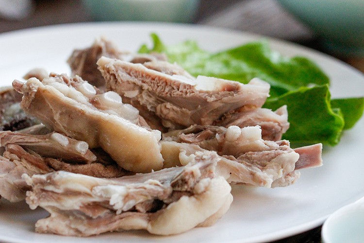 ENingxia's tweet photo. Hand-grabbed mutton is one of Ningxia's specialties. The delicious Yanchi Tan sheep is simply cooked, cut into strips, and served with vinegar and garlic dipping sauce.
#enjoyningxia #hiningxia #sheep #muttonlover #deliciousfood #specialty https://t.co/nH5BYKG7iK