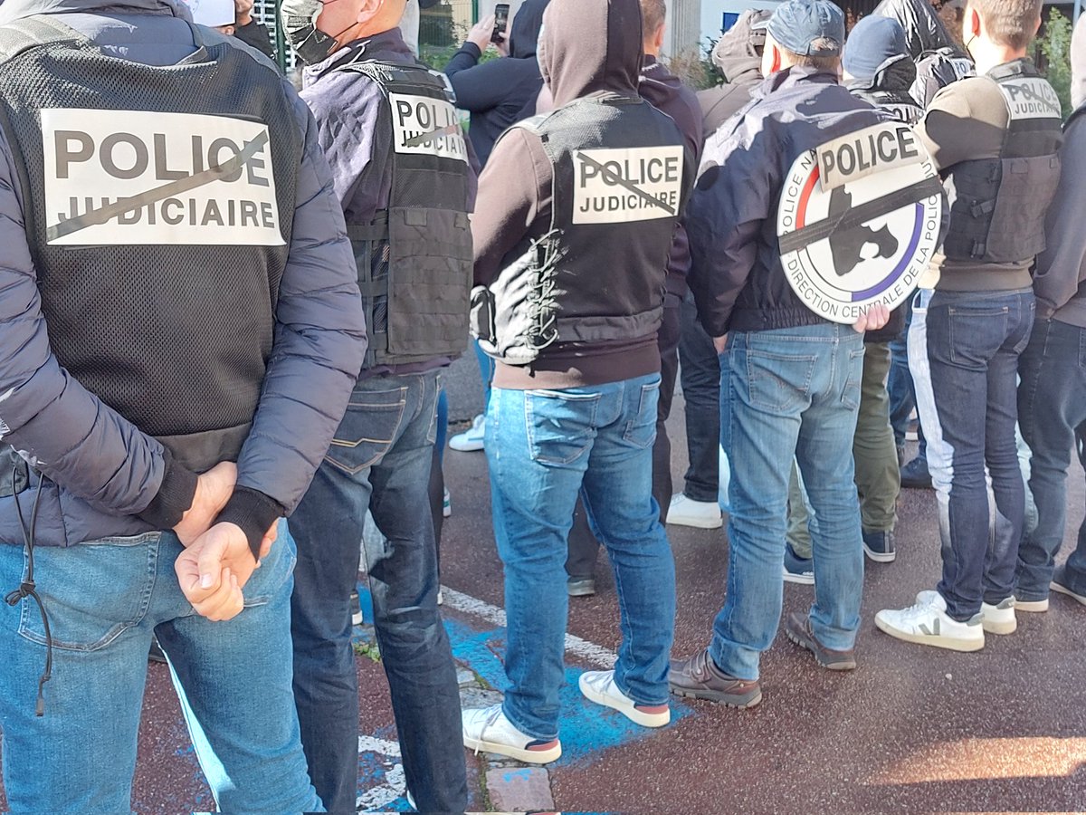 raphtual's tweet photo. La police judiciaire de #Rouen manifeste devant l'hôtel de police contre la réforme voulue par @GDarmanin @ANPJ_ASSO #dcpn 
Pour comprendre les enjeux 
➡️https://t.co/RkIAYZIcEl https://t.co/orYOl0FTb6