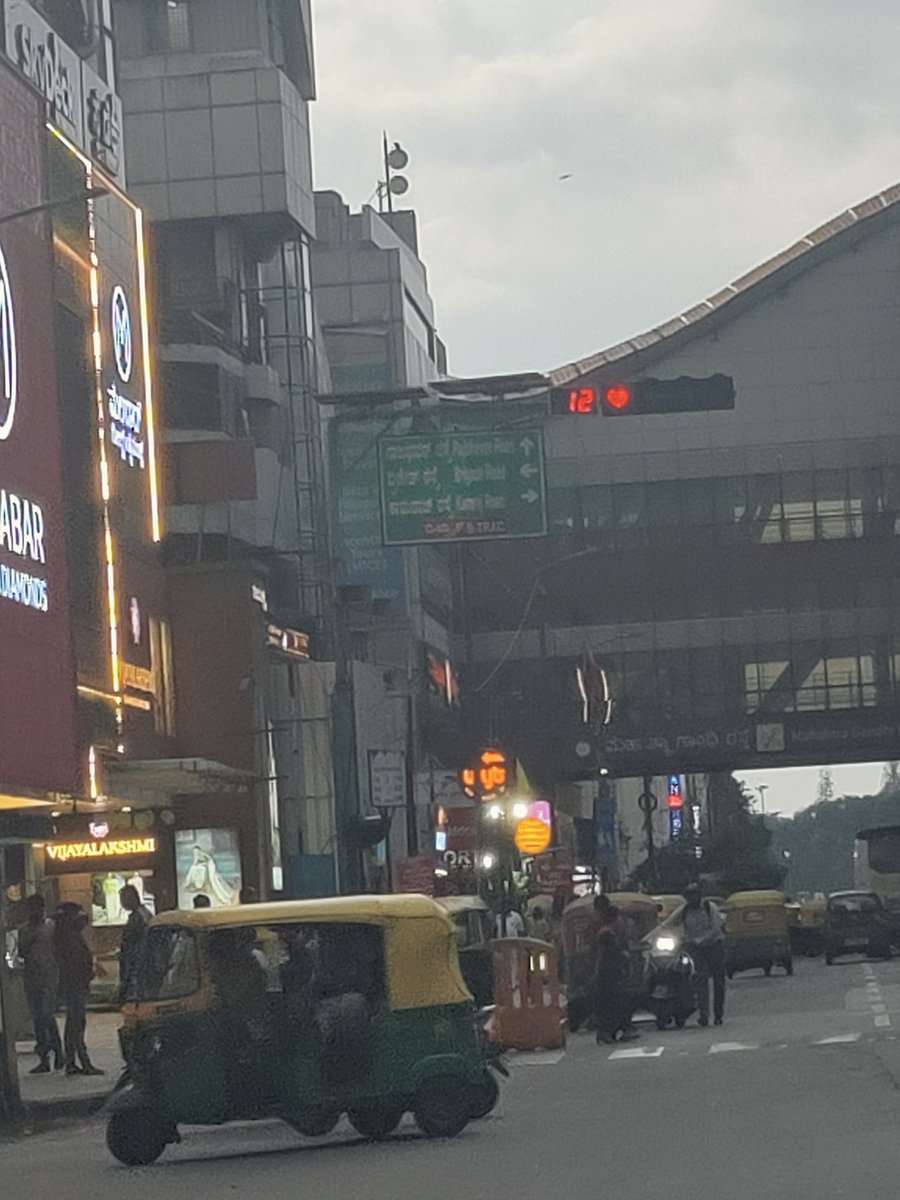 monishcp's tweet photo. @blrcitytraffic @CPBlr @jointcptraffic 
New Traffic signal in Bengaluru? From Trinity Circle to Anil Kumble Circle, Red signal is barely visible during day time. Is this as per Traffic Rules?? Please rectify.
@riseupforrights @CMofKarnataka @JnanendraAraga @NammaBengaluroo https://t.co/MhANbanzFF
