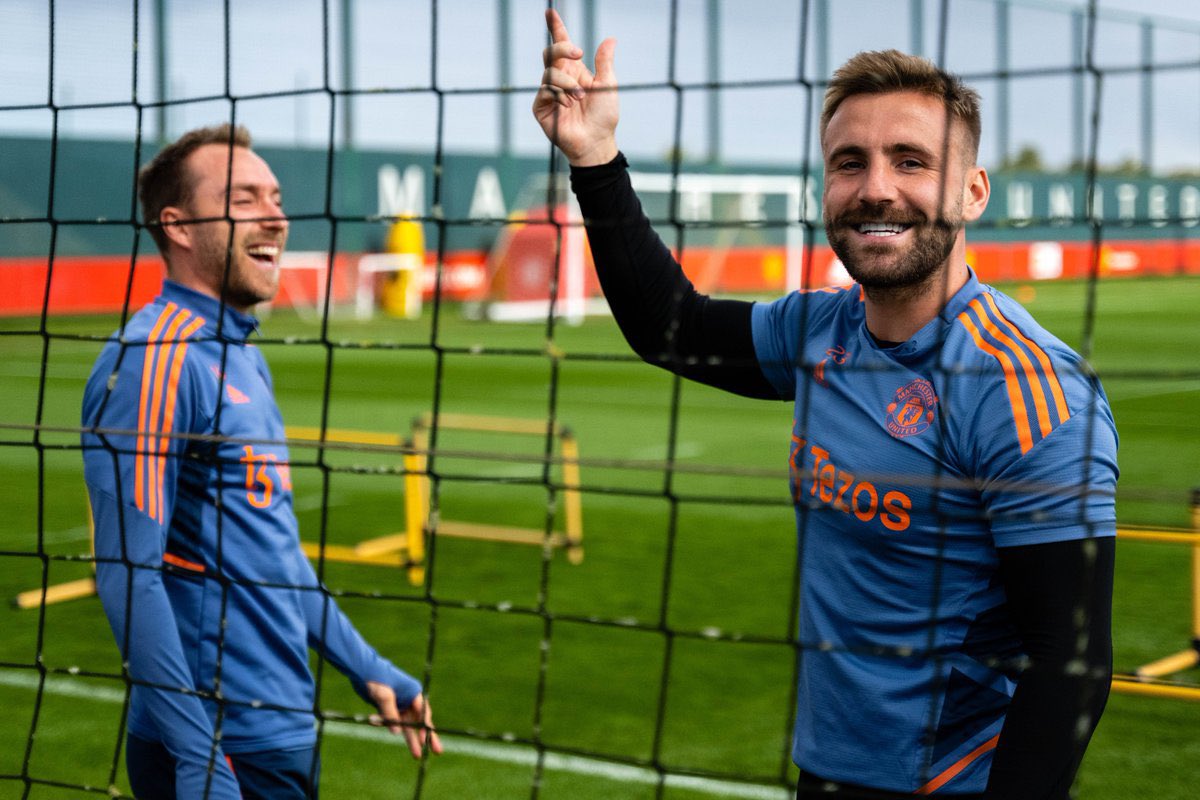UtdDistrict's tweet photo. All smiles @LukeShaw23 @ChrisEriksen8 😄 https://t.co/Vo7pnQJ913