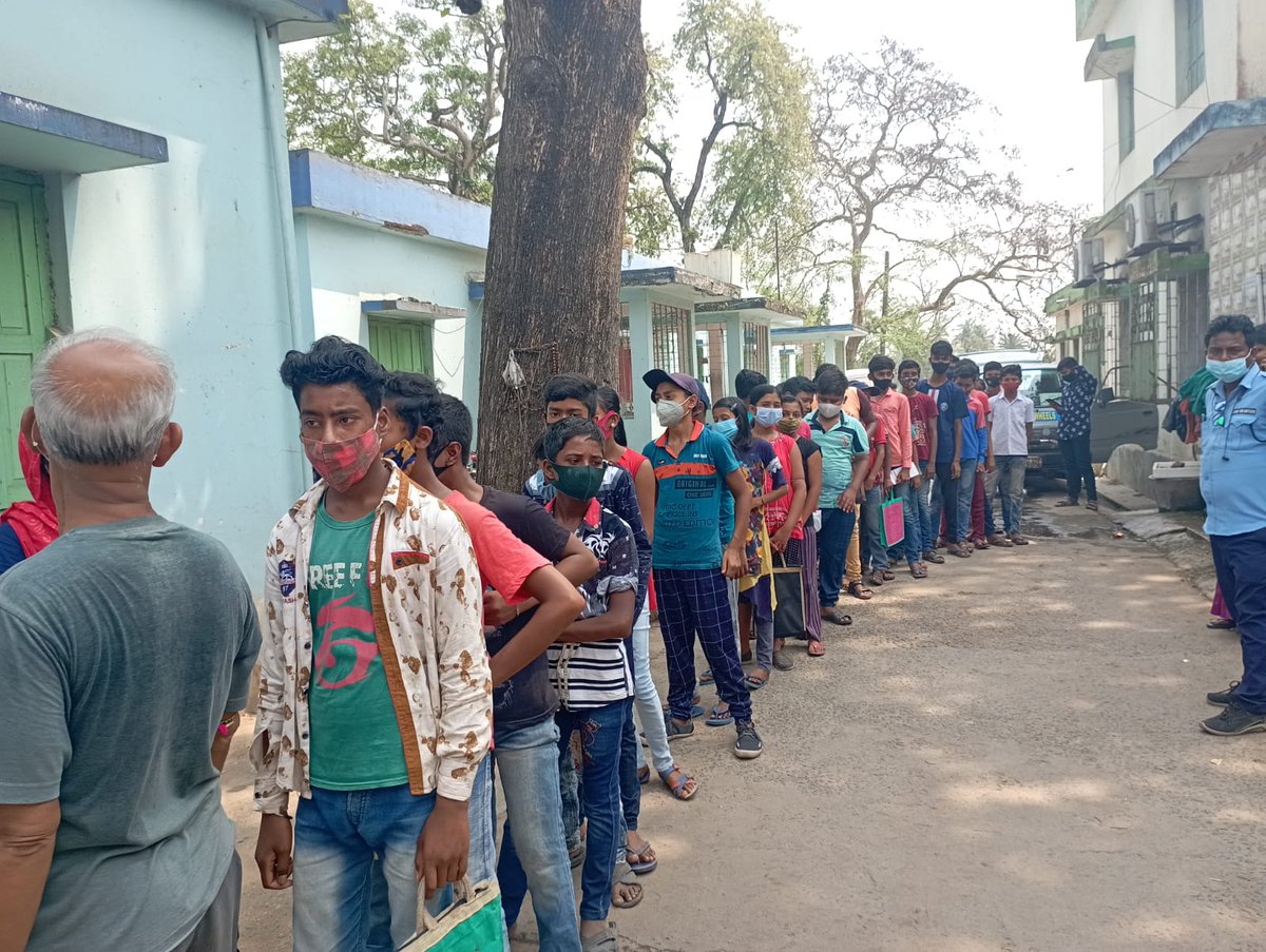 BSKendras's tweet photo. Hooghly people if you want to avoid waiting in long line-ups to pay your bills, etc. visit your local Bangla Sahayata Kendra. Now you can benefit from government services in the closest BSK  in your region. Visit your nearest BSK Centre here: https://t.co/5T7Ddo7FrS #BSKendras https://t.co/wswXCLKosk