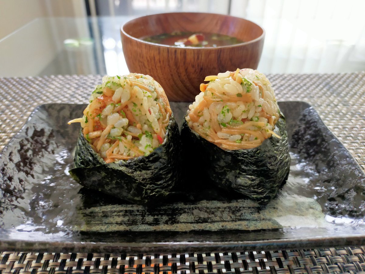 今日のお昼ごはん ちくわと自家製なめ茸の磯辺おにぎり あさりの味噌汁 これでなめ茸食べ終わり。 pまた次仕込もう(๑•̀ㅂ•́)و✨✨