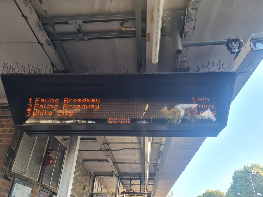 linzemma's tweet photo. @roscoweaver @TfL @CentralLine Massive issues with time between trains all the time recently. https://t.co/XnE7gnCMyN