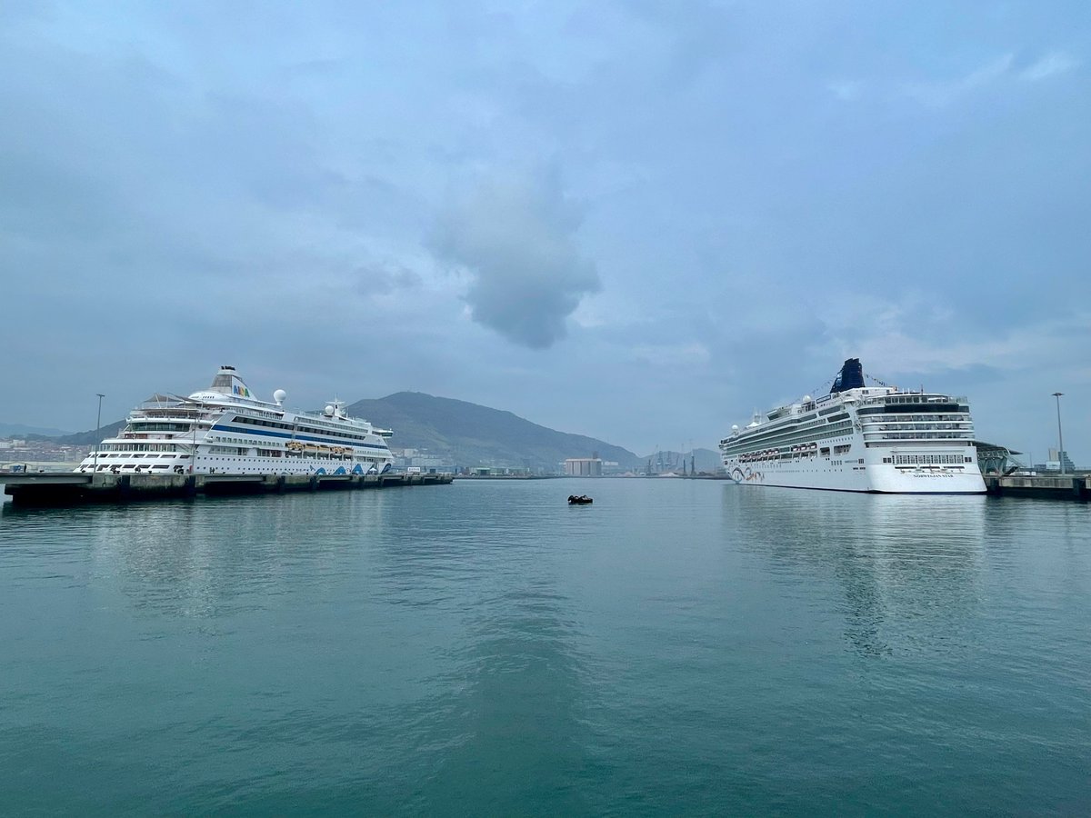 BilbaoPort's tweet photo. 🚢Los maravillosos cruceros #NorwegianStar y #AidaAura han llegado hoy a nuestro puerto. Más de 2.900 pasajeros/as podrán disfrutar del encanto de #Getxo y sus alrededores💫
#BilbaoPort #CruiseNorwegian @aida_de #AidaCruises #Incargo #PérezYCía https://t.co/3KEU8TvcoT