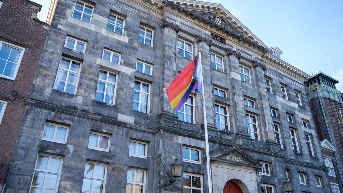 shertogenbosch's tweet photo. Vandaag is het #ComingOutDag. We werken aan een inclusieve samenleving en hijsen daarom de Progress Pride vlag! Deze vlag is een uitbreiding op de regenboogvlag en geeft met zijn aangepaste kleurstelling de diversiteit binnen de regenbooggemeenschap aan. https://t.co/TRmb2d0Eft