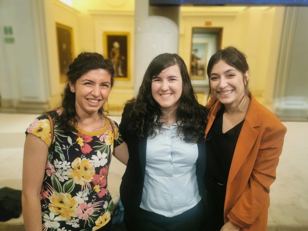 Patriciaenverde's tweet photo. En esta foto hay:
- 3 matemáticas
- 2 comunicadoras científicas
- 2 investigadoras expertas en cuántica
- 2 Patricias
- 2 chicas del sur
Pero, sobre todo, creo que hay 3 mujeres felices de dónde vienen, dónde están y hacia dónde van 💚
Qué bien veros @_PatriciaCT @AngelaCapelC ✨ https://t.co/0LXhDHoVRd