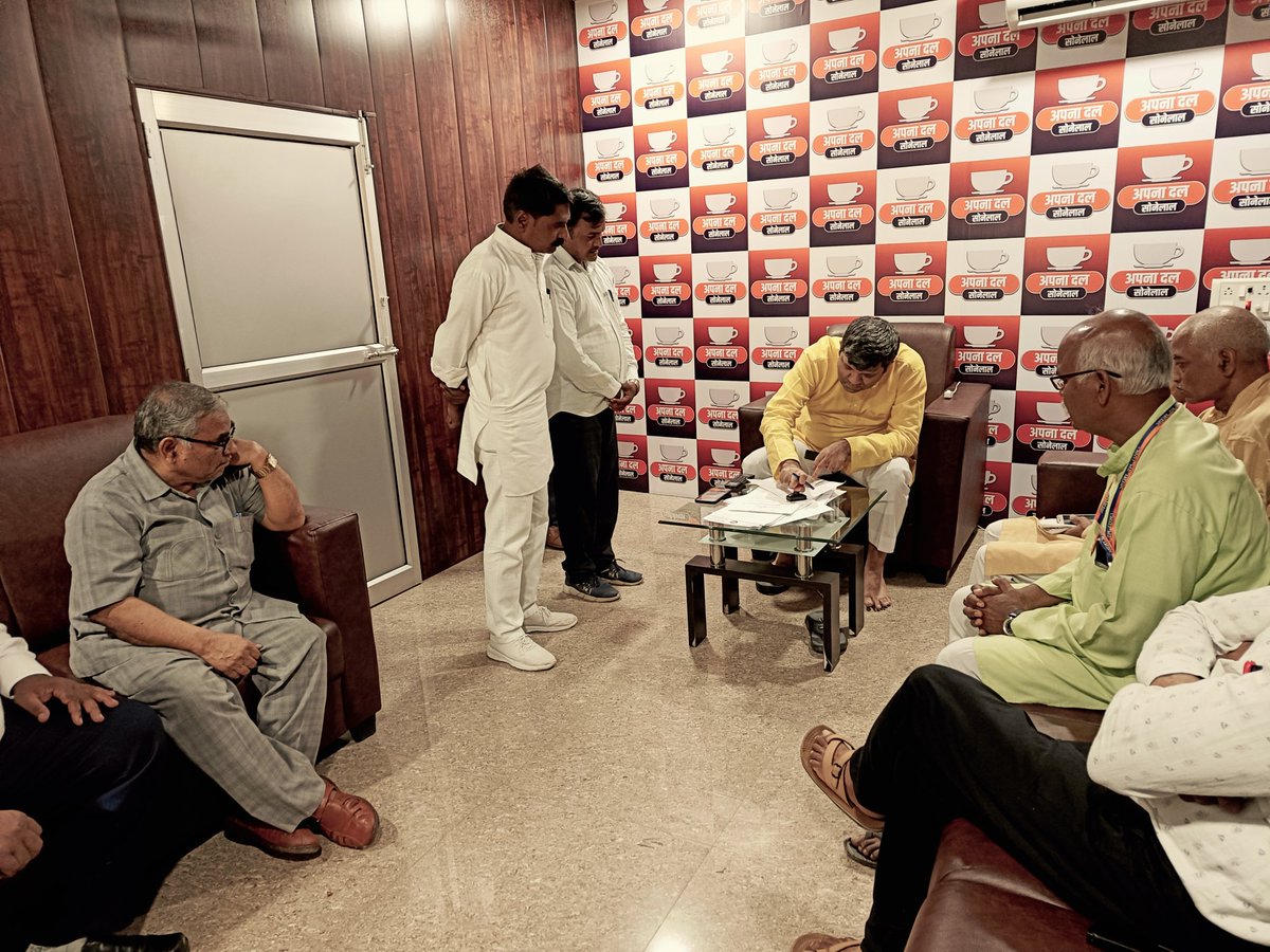 ErAshishSPatel's tweet photo. आज लखनऊ स्थित कैम्प कार्यालय पर आगंतुकों की समस्याओं को सुन उनके निस्तारण हेतु संबंधित अधिकारियों को निर्देशित किया। https://t.co/PszWB5rb8a