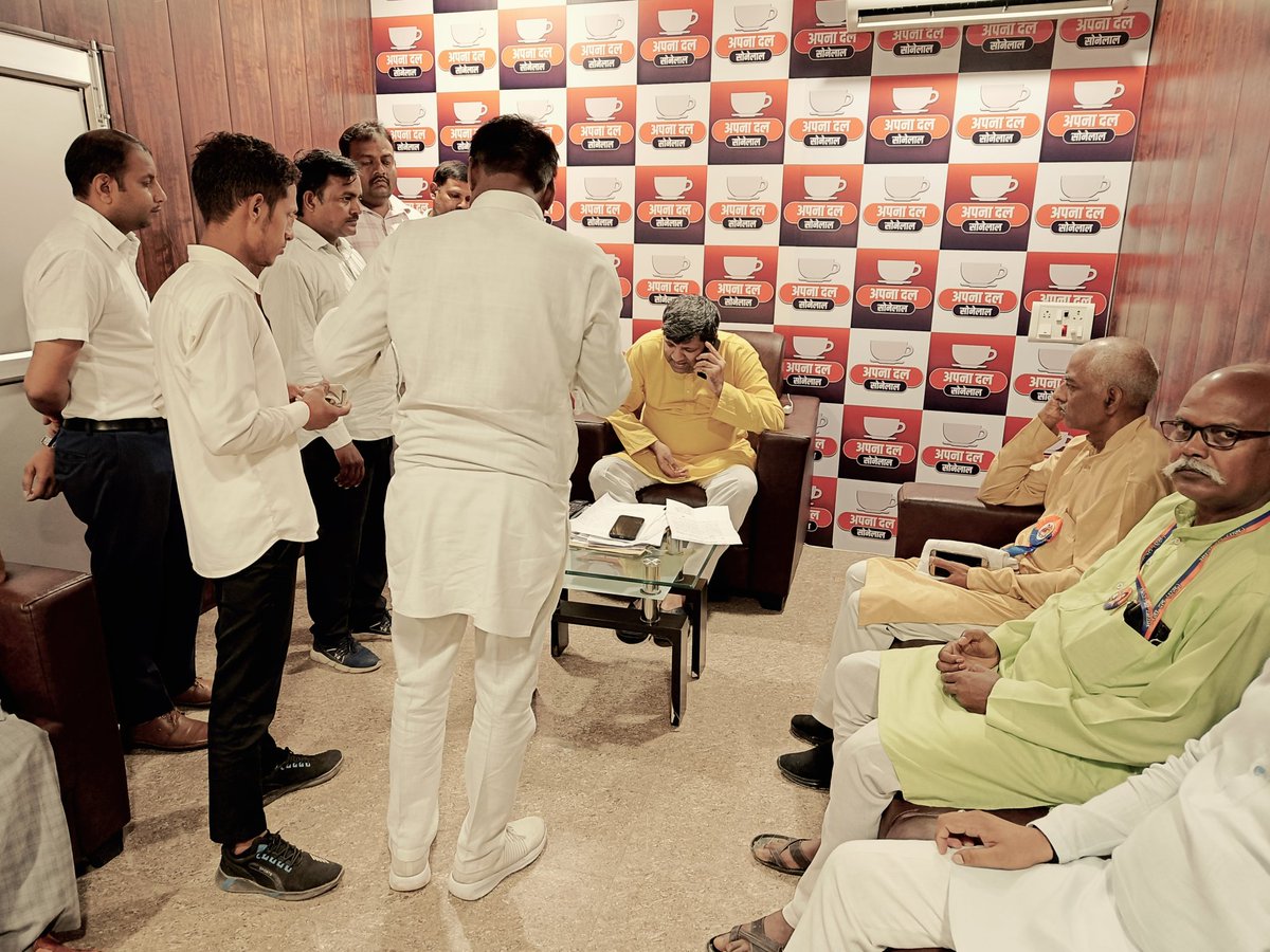 ErAshishSPatel's tweet photo. आज लखनऊ स्थित कैम्प कार्यालय पर आगंतुकों की समस्याओं को सुन उनके निस्तारण हेतु संबंधित अधिकारियों को निर्देशित किया। https://t.co/PszWB5rb8a