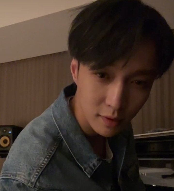 onexingmi's tweet photo. Hi @995PlayFM @rammybitong! I'd like to request VEIL by Lay Zhang (@layzhang) on #CarpoolClub. Thank you ^^ https://t.co/6xuW9FgRJy