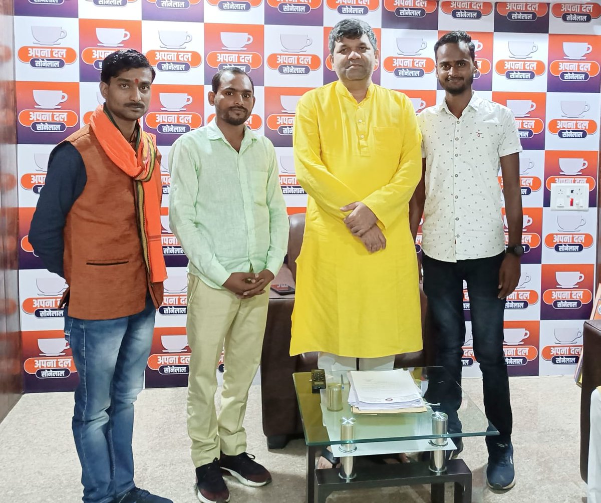 ErAshishSPatel's tweet photo. आज लखनऊ स्थित कैम्प कार्यालय पर आगंतुकों की समस्याओं को सुन उनके निस्तारण हेतु संबंधित अधिकारियों को निर्देशित किया। https://t.co/PszWB5rb8a