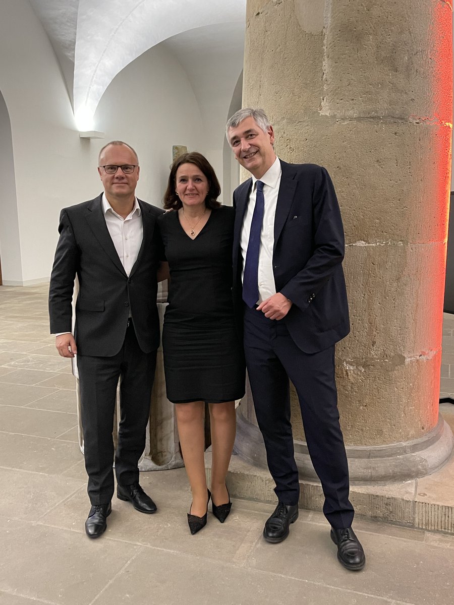 Dr_Robert_Mayr's tweet photo. Auch abseits der großen Bühne bot der #StBTag2022 viel Gelegenheit für fachliche Diskussionen. So habe ich mich u.a. lange mit dem neuen Präsidenten der Wirtschaftsprüferkammer, Andreas Dörschell, und @WPK_DE-Vorstandsmitglied Katrin Fischer ausgetauscht. https://t.co/CxIThIBl30