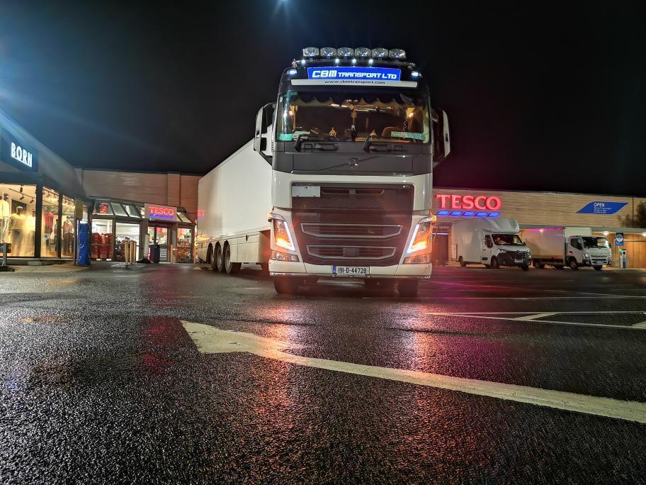 While most are wrapped up warm in bed we are keeping those wheels turning to stock #supermarket shelfs countrywide. #IrishTruckPhotos #TrucksPics #IrishLogistics