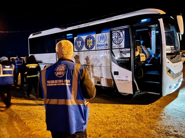 IOMRomania's tweet photo. These are once more difficult days for the refugees from Ukraine. IOM, UNHCR and the Governments of Romania and Moldova are still at the Palanca border point ensuring a fast-track transfer corridor to Romania for refugees coming from war zones. With the support of @COEbanknews https://t.co/SlE0qq66Gq