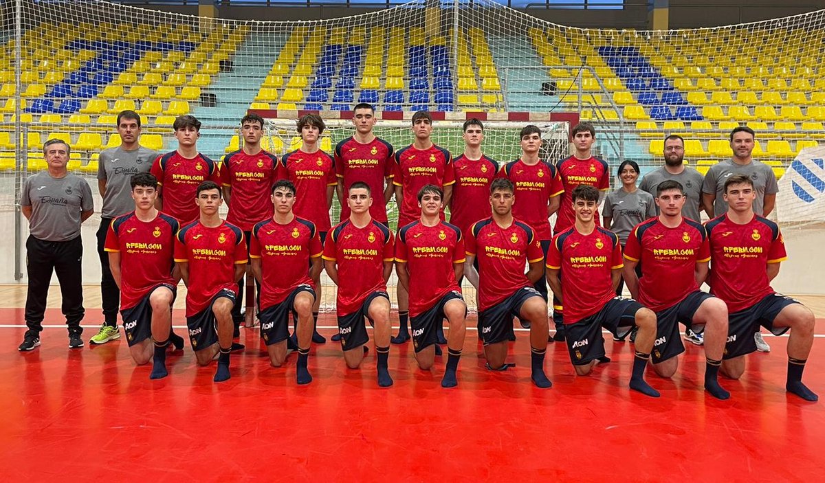 RFEBalonmano's tweet photo. 👋🏻 ¡Bienvenidos a una nueva temporada, #HispanosJuveniles🇪🇸!

🏋🏻‍♂️ Los campeones de Europa vuelven al trabajo en @Concellotui

🔜 Mañana (18:30 h.) se enfrentarán al @atleticonovas en un amistoso

#FollowTheFuture #Balonmano https://t.co/bUqJWIch8E