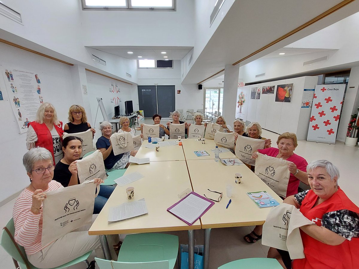 CRGuardamar's tweet photo. En el taller de "El café, mejor en compañía" celebran el #DiadelasPersonasMayores, fomentando:

➡️ Estilo de vida saludables
➡️ Independencia y autonomía 
➡️ Disminución de la brecha digital
➡️ Red social 

#SerMayorES https://t.co/rhGJceWoQO
