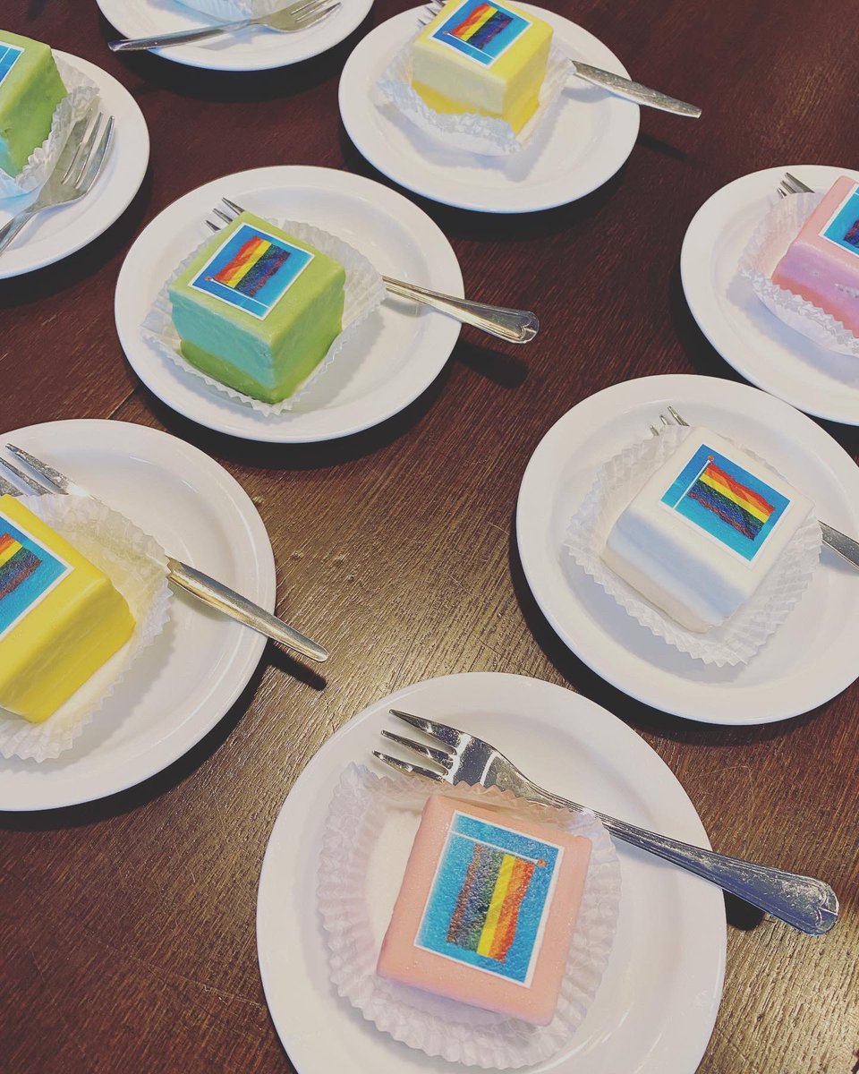 GLVlissingen's tweet photo. Gemeente Vlissingen heeft voor Coming Out Day de vlag gehesen! Iedereen verdient het om liefde volledig, gelijk en zonder schaamte te mogen ervaren. Heb jij tips over hoe wij onze gemeente nog inclusiever kunnen maken? Laat het ons weten! #ComingOutDay https://t.co/BchKRQHfbz