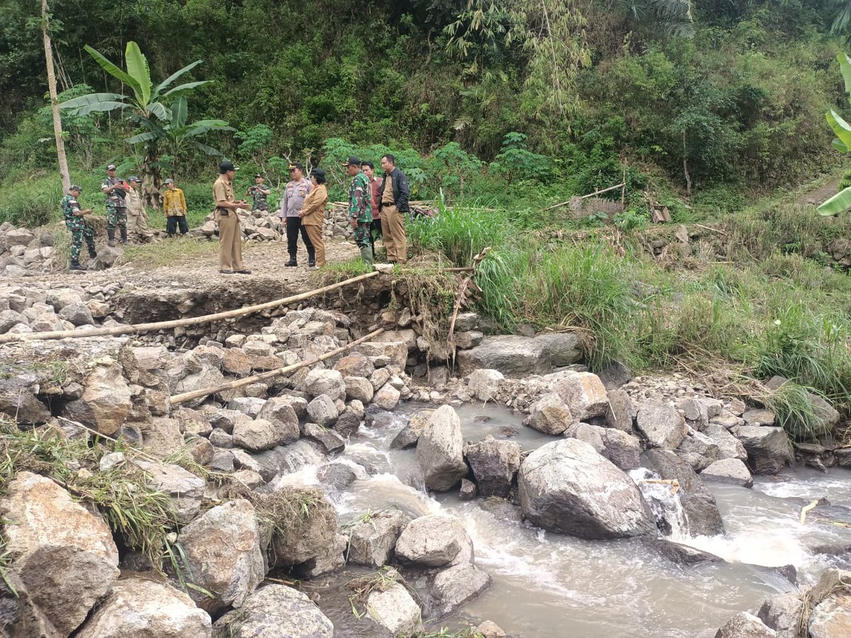 polsek_pule's tweet photo. Polri, TNI, Pemerintah Kecamatan Pule dan unsur Bhabinkamtibmas, Babinsa dan Kades tinjau jalur yang menghubungkan wilayah Trenggalek dan Ponorogo putus diterjang banjir Minggu kemarin. 

#KebersamaanPeduliBencana
Polri Di sisi Kemanusiaan https://t.co/m0hp7KdpSd