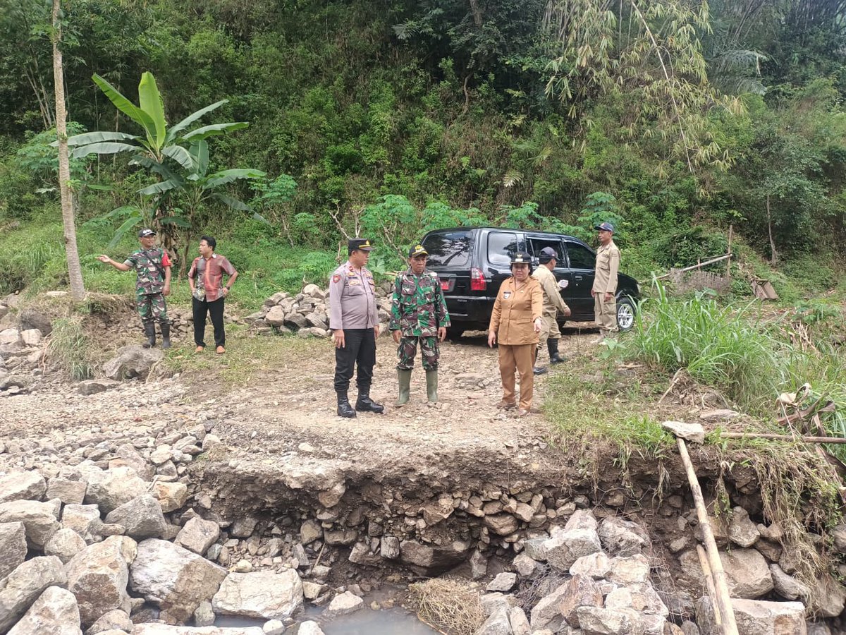 polsek_pule's tweet photo. Polri, TNI, Pemerintah Kecamatan Pule dan unsur Bhabinkamtibmas, Babinsa dan Kades tinjau jalur yang menghubungkan wilayah Trenggalek dan Ponorogo putus diterjang banjir Minggu kemarin. 

#KebersamaanPeduliBencana
Polri Di sisi Kemanusiaan https://t.co/m0hp7KdpSd
