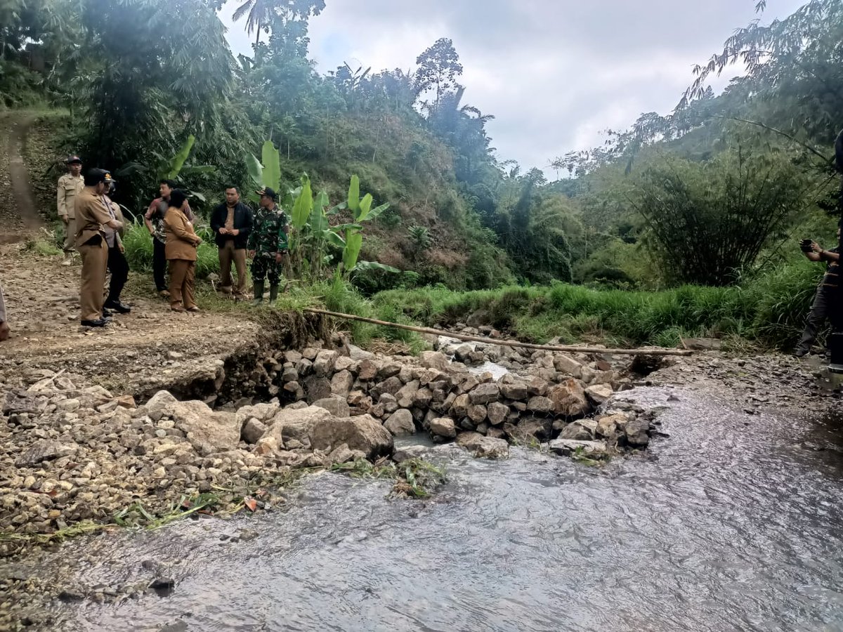 polsek_pule's tweet photo. Polri, TNI, Pemerintah Kecamatan Pule dan unsur Bhabinkamtibmas, Babinsa dan Kades tinjau jalur yang menghubungkan wilayah Trenggalek dan Ponorogo putus diterjang banjir Minggu kemarin. 

#KebersamaanPeduliBencana
Polri Di sisi Kemanusiaan https://t.co/m0hp7KdpSd