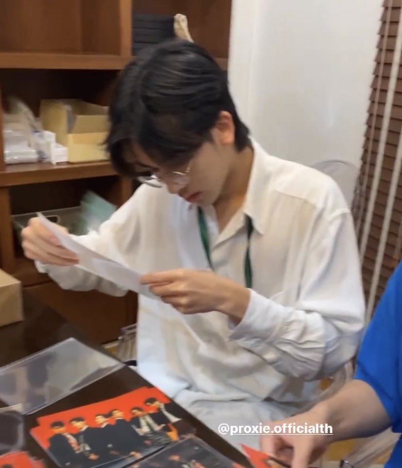 : ชอบหมอว่ะ
; หมอนั่น?
: หึ หมอกร