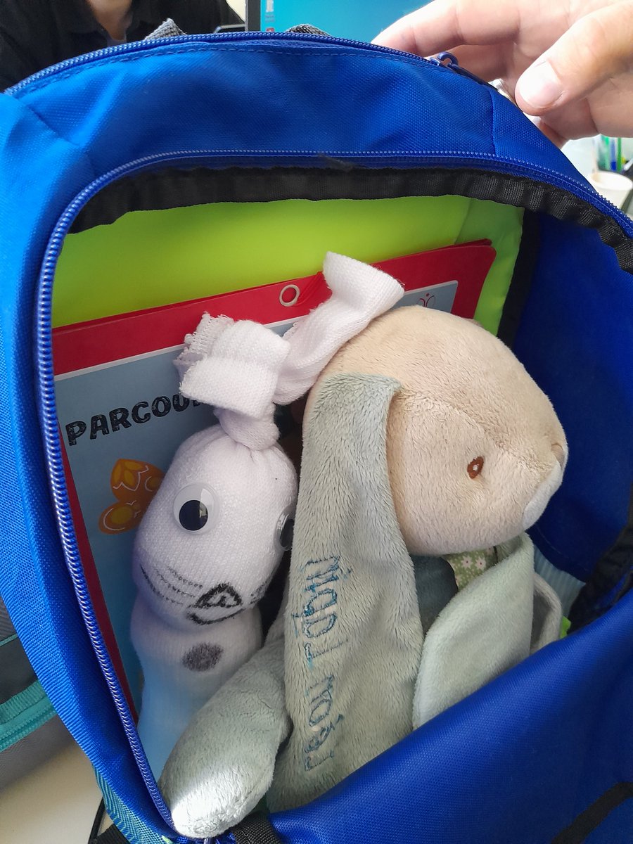 LeoLagrangeLyon's tweet photo. Léon Lapin réalise le parcours Chou Fleur et est venu rendre visite aux enfants de l'ALAE @LeoLagrangeLyon de l'école maternelle A. Fournier àLyon 8. L'occasion de partager le gâteau aux carottes avec les petits et de leur faire un câlin avant de se rendre en région Toulousaine. https://t.co/UvZ43ZOT96