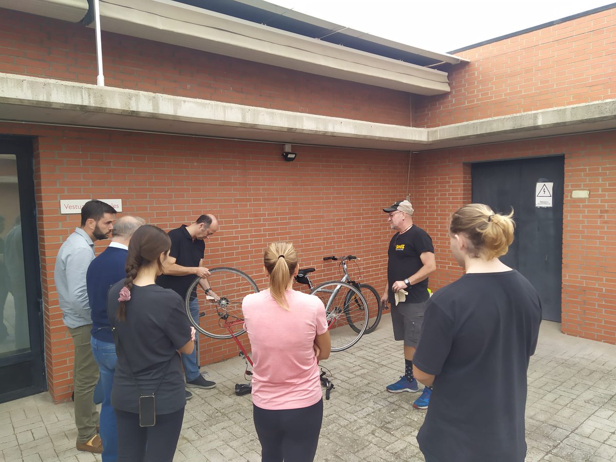 Ayer en Móstoles disfrutamos y aprendimos de la mano de <a href="/simss_es/">SIMSS Movilidad, Ciudad y Empleo</a> en el taller de iniciación a la mecánica de la bilcicleta. Hoy estamos en Aranjuez (patio del edificio Pavía) 🚲¡No dudes en acercarte!🚲