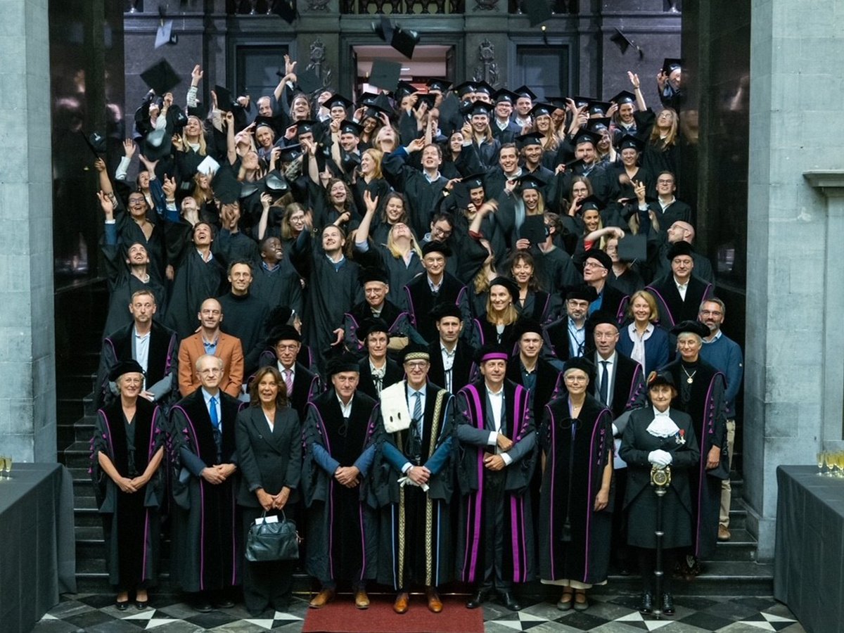 👏 voor de 122 kersverse artsen-specialisten die gisterenavond hun diploma uitgereikt kregen aan @ugent. We wensen hen van harte proficiat! 🎓💐 @ugent_fge