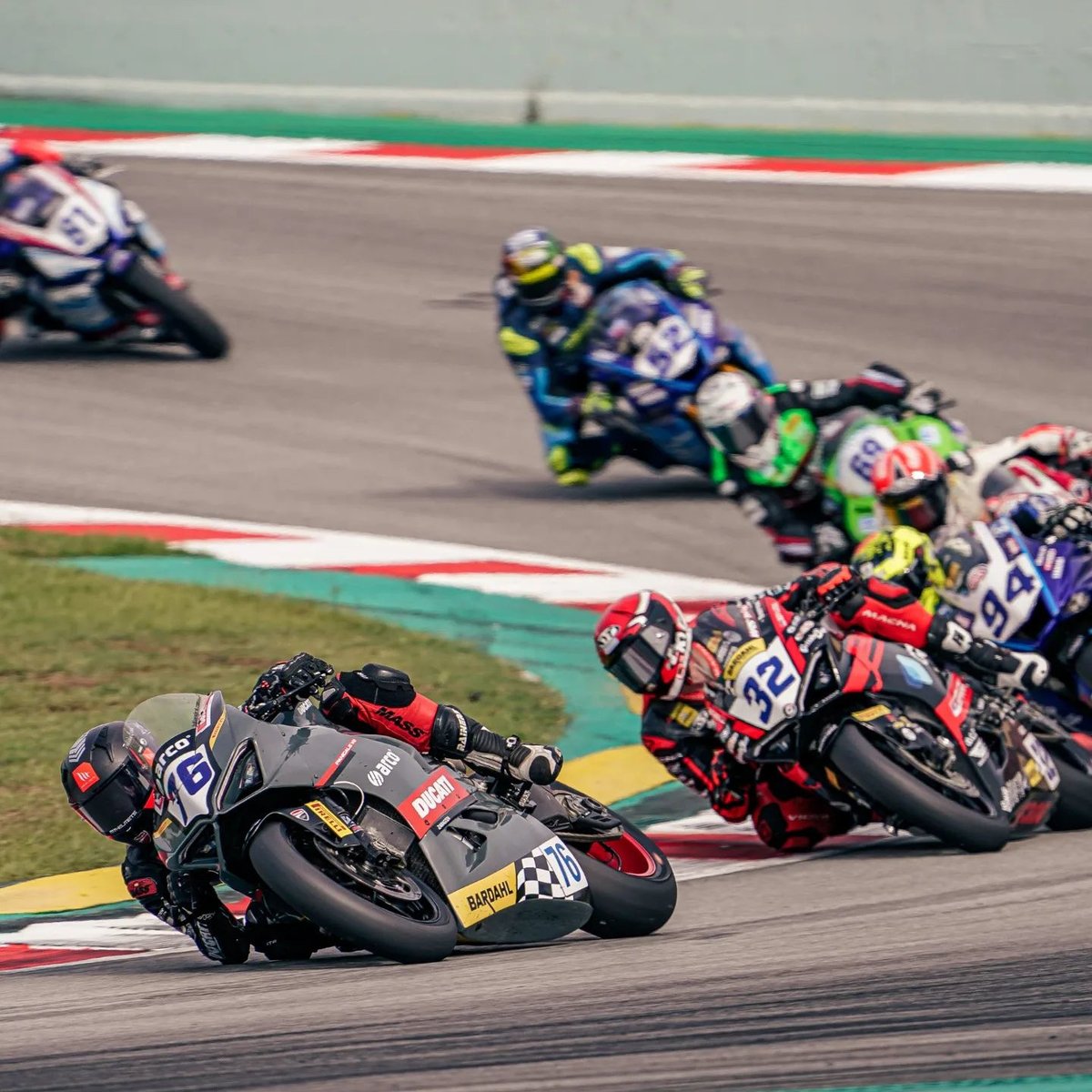 ducatiesp's tweet image. Última ronda del Campeonato ESBK en el @circuito_de_jerez este fin de semana. Opciones abiertas para @juliangiral_76 con la Ducati Panigale V2  del Team @motorupv, clasificado en 2ª posición a 6 puntos, y a falta de 2 mangas. @rfme_oficial 
#DucatiPanigaleV2 #PanigaleV2 #Panigale