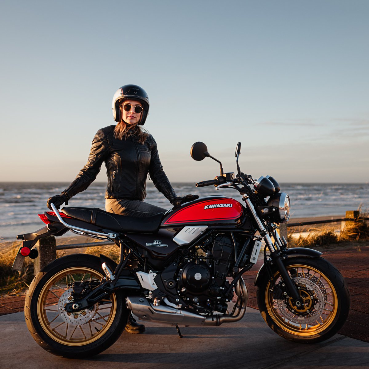 Kawasaki_Italia's tweet photo. Kawasaki Z650RS Z 50th Anniversary: la rivoluzione che parte da lontano, incontra il tuo stile e la moderna tecnologia.
>> https://t.co/zuxqADaZSe
Scopri nelle concessionarie ufficiali la gamma Z 50th Anniversary, tra cui la Z650 e la Z900.
#Retrovolution #Z50ThCelebration https://t.co/oDWrBbONcw