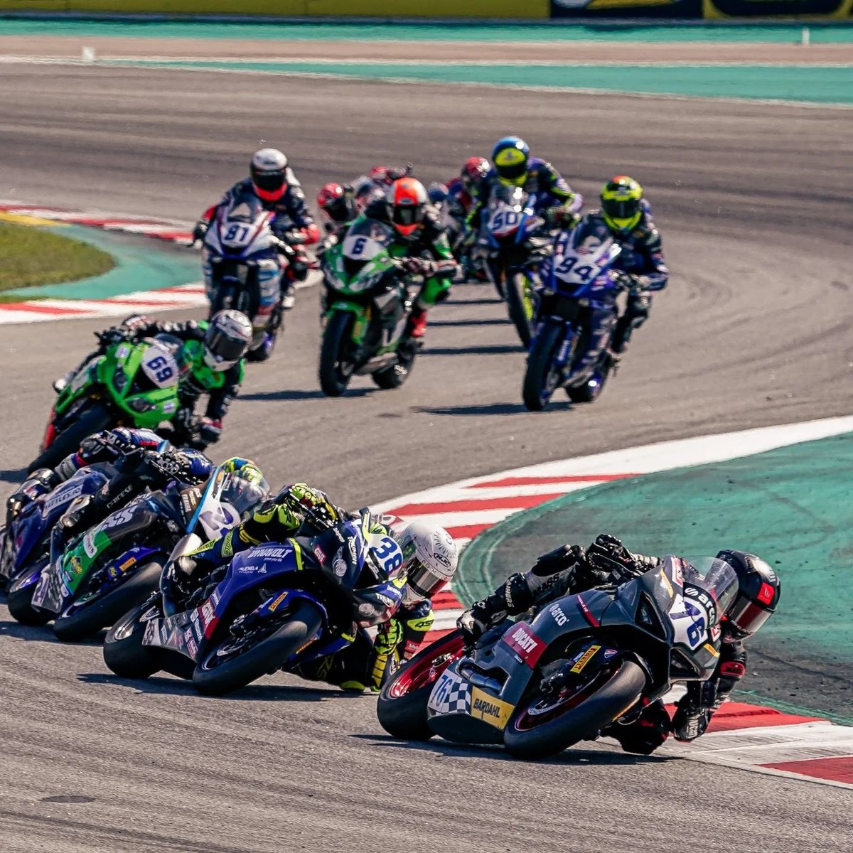 ducatiesp's tweet image. Última ronda del Campeonato ESBK en el @circuito_de_jerez este fin de semana. Opciones abiertas para @juliangiral_76 con la Ducati Panigale V2  del Team @motorupv, clasificado en 2ª posición a 6 puntos, y a falta de 2 mangas. @rfme_oficial 
#DucatiPanigaleV2 #PanigaleV2 #Panigale