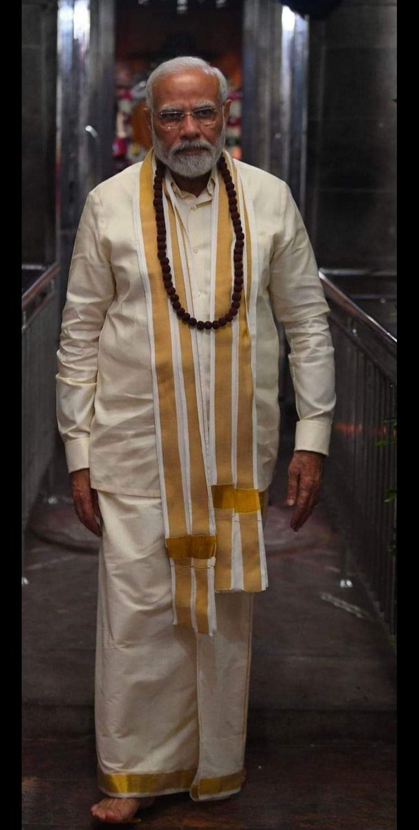 NetajiSangam's tweet photo. புதுதில்லியில் தேசத்தந்தை நேதாஜி சிலையை திறந்துவைத்த பிறகு, அவரது தலைமைச் சீடரான சத்குரு, தெய்வீகத் திருமகனார் பசும்பொன் முத்துராமலிங்கத் தேவர் ஆலயத்திற்கு வருகைதந்து உலகின் மிகப்பெரிய குருபூஜையை தரிசிக்க வரும் மாண்புமிகு பாரதப் பிரதமர் @narendramodi அவர்களை வரவேற்கிறோம். https://t.co/MMSqW7CTI7