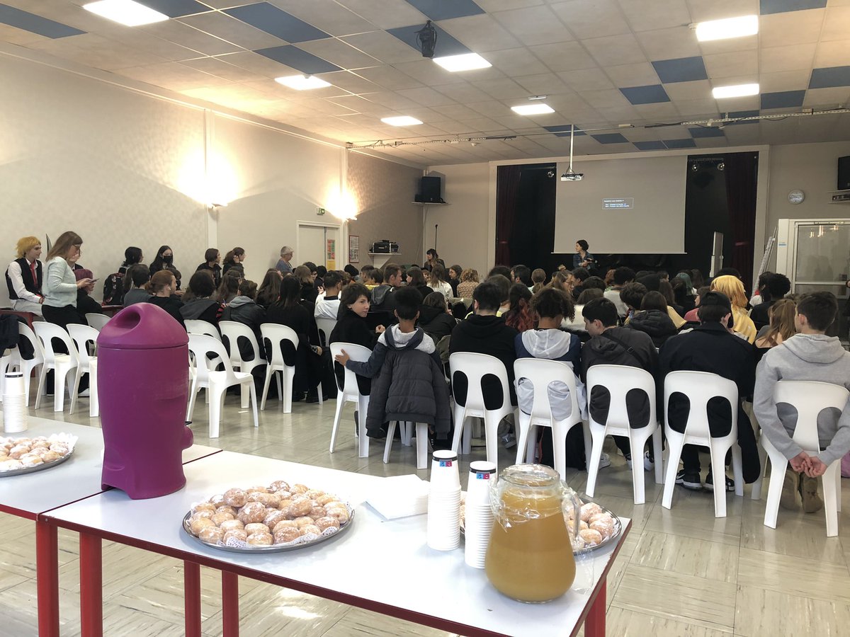 CDIPEM's tweet photo. Lancement de la 10eme édition du prix #MangaYon 🇯🇵au lycée Marguerite de Navarre à #Bourges. Les élèves découvrent la sélection des 10 mangas 📚et du thème du concours de dessin. ✍️🎨 https://t.co/y7iKhhDbGU