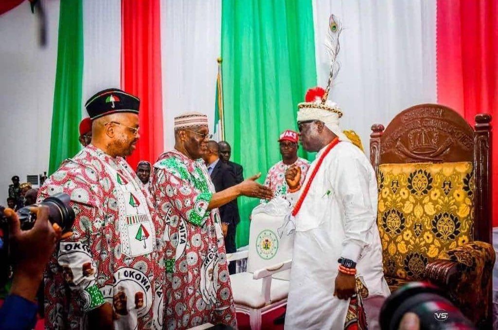 HWokocha's tweet photo. Atiku views the South as little more than a milking machine.
Instead of extending your hand first to shake a king's hand, let the monarch decide whether to do so.
"Atiku is disrespectful."
#AtikuInUyo https://t.co/qtwt9rh2nf