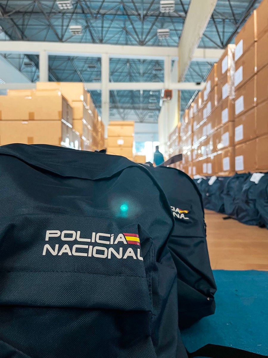 PoliciaEscuela's tweet photo. Caras de emoción, nervios y más ilusión que un niño en el día de Reyes. El momento de la entrega de los uniformes en @PoliciaEscuela es inolvidable👏😍
Por fin se materializa todo el esfuerzo realizado por nuestros policías alumnos durante años💪💙👮🏻‍♀️
#Lossueñossecumplen @policia https://t.co/c0uYRgd4GB