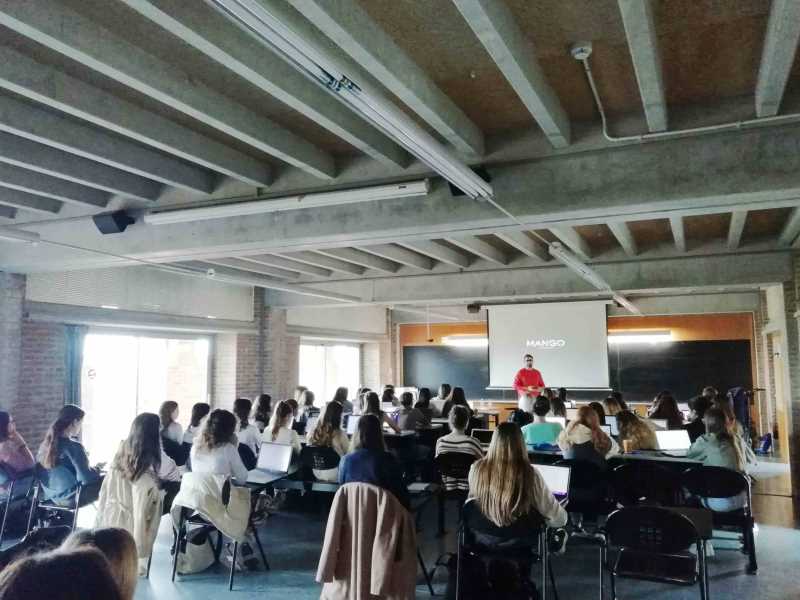 UdGFacTurisme's tweet photo. Imatge de la conferència del divendres 7 d’octubre, a càrrec d’Emilio Mosteiro, Director de Comunicació de @MANGO a la @UdGFacTurisme. Va impartir una conferència a estudiants del grau en #PIRP de @univgirona sobre casos de comunicació corporativa i RP. https://t.co/2VRqQ2Ipot https://t.co/GTK9kX2H0G