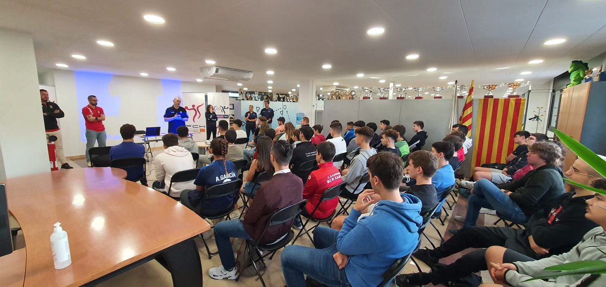 FCHArbitres's tweet image. 📸Aquí teniu alguns moments de la sessió presencial del Curs d'Àrbitres 2022-2023 que va tenir lloc dissabte passat a la seu de la @FedCatHandbol a Sant Vicenç dels Horts.

👉Hi van estar presents @rnuezb, president del CCA, i Agatha Gracia, responsable de l'àrea tècnica del CCA.