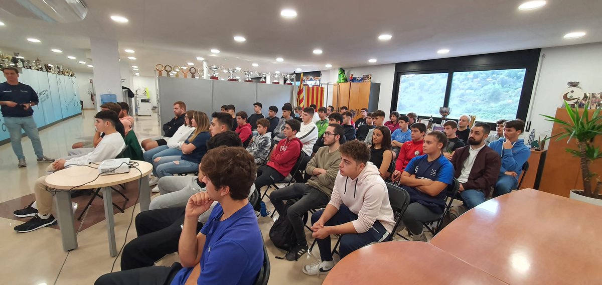 FCHArbitres's tweet image. 📸Aquí teniu alguns moments de la sessió presencial del Curs d'Àrbitres 2022-2023 que va tenir lloc dissabte passat a la seu de la @FedCatHandbol a Sant Vicenç dels Horts.

👉Hi van estar presents @rnuezb, president del CCA, i Agatha Gracia, responsable de l'àrea tècnica del CCA.