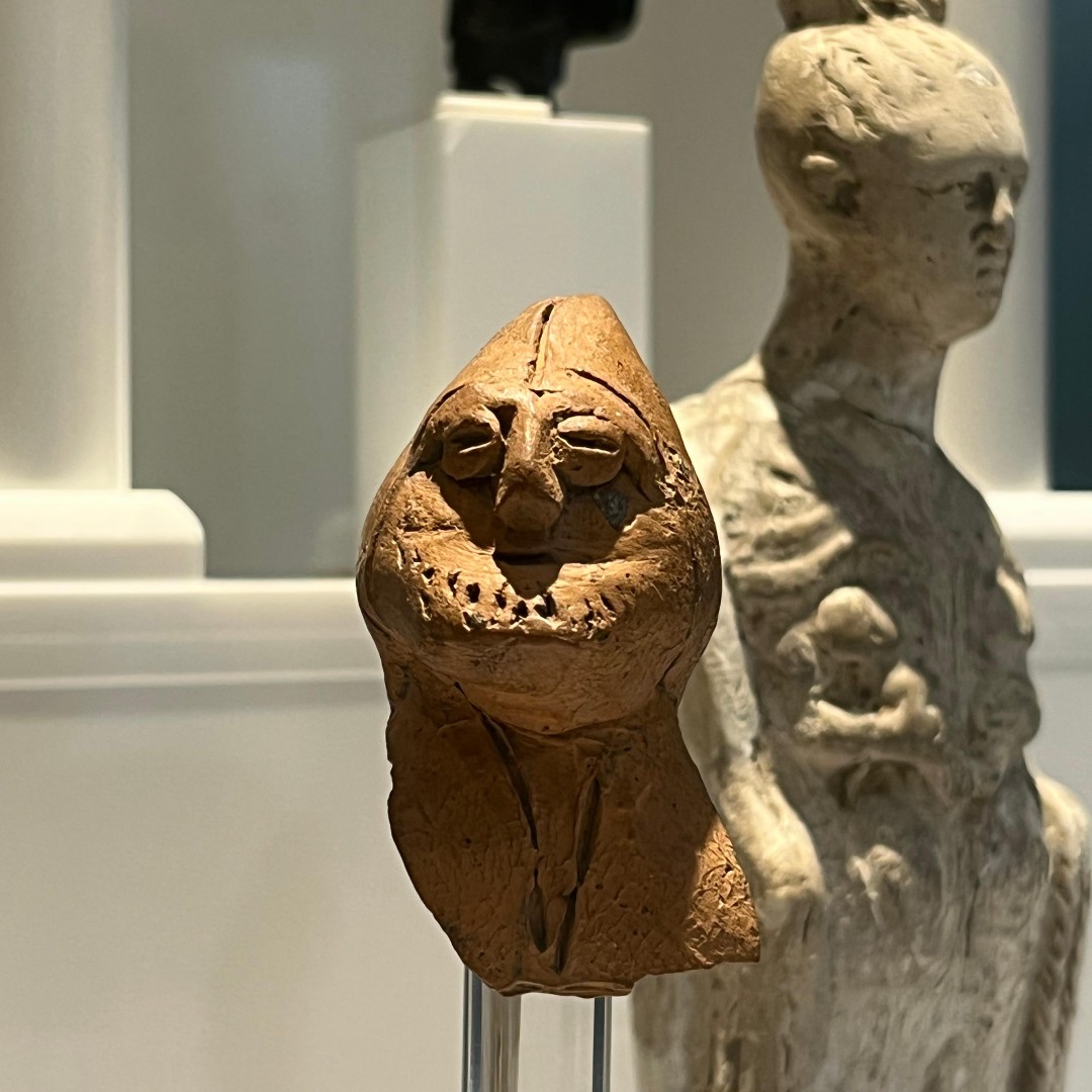 CRomanMuseum's tweet photo. ๐ป #Gaulish not ghoulish, a hooded figure from #Canterbury #RomanMuseum: a bearded male wearing a cucullus.
โจ Modelled in terracotta but once had a coating that imitated bronze. #TerracottaTuesday
โช๏ธ Excavated at St Gabriel's Chapel, #CanterburyCathedral in 1979. https://t.co/RFOdsnUOvc
