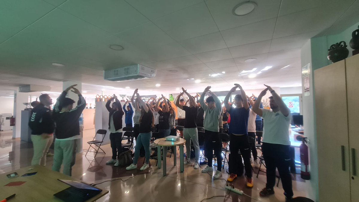 FCHArbitres's tweet image. 📸Aquí teniu alguns moments de la sessió presencial del Curs d'Àrbitres 2022-2023 que va tenir lloc dissabte passat a la seu de la @FedCatHandbol a Sant Vicenç dels Horts.

👉Hi van estar presents @rnuezb, president del CCA, i Agatha Gracia, responsable de l'àrea tècnica del CCA.