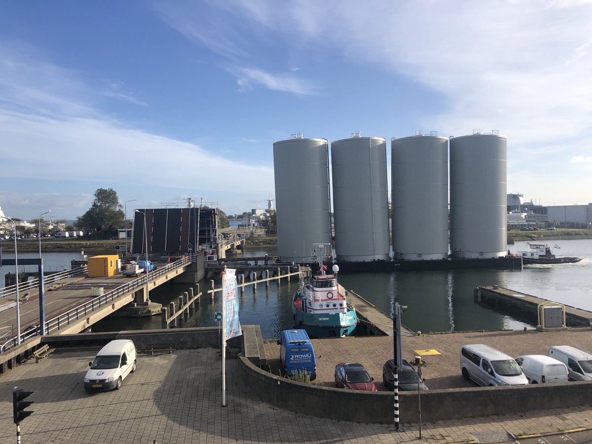Vier cilinder verlaat ⁦<a href="/portofdenhelder/">Port of Den Helder</a>⁩ #bijzondertransport #Oostwouder