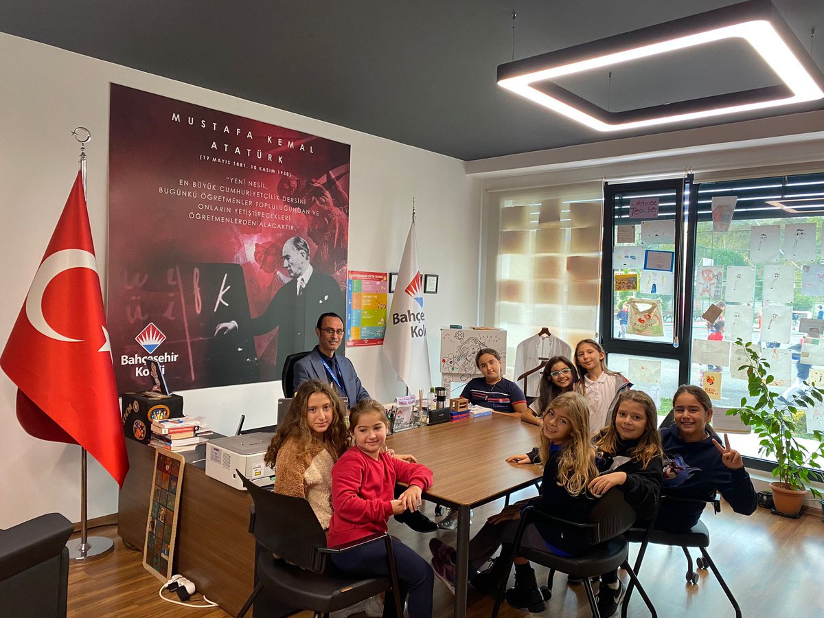 BK Ömerli Kampüsü İlkokul 🏫 öğrencilerim, Asya Telli,Derin Asel Ege,Maya Kamhi, Zeynep Düz, Elif Naz Göl, Nil Damar, Mina Küçükkoyuncu, Ayşe Altınkaya ile randevulu proje görüşmemizi yaptık.
“Tiyatro Gösterisi” İçin Senaryo yazımına başladılar.
#bahçeşehirkoleji