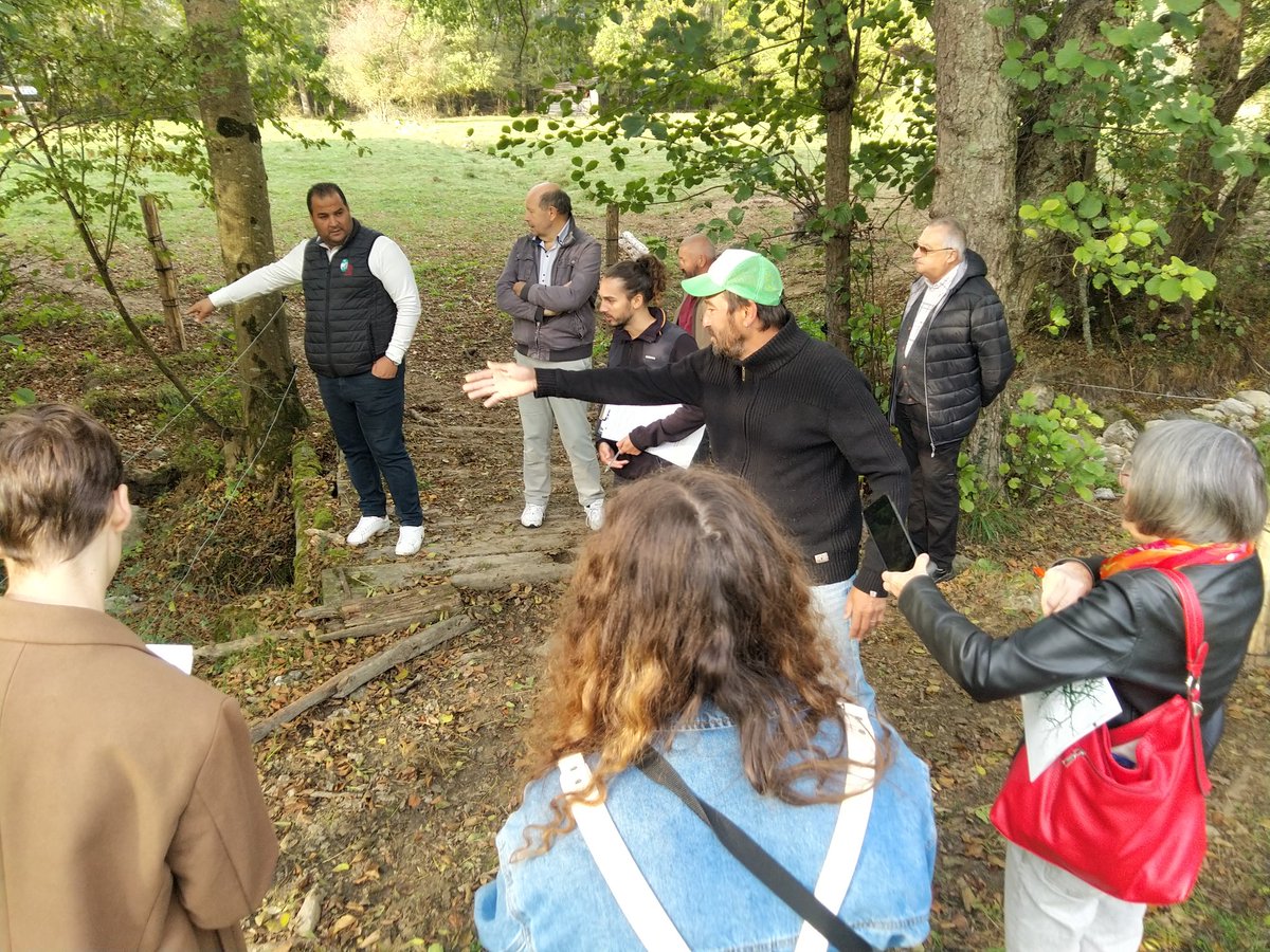 PARC_PA's tweet photo. A #Surba, réception d'un chantier de mise en défens d'un cours d'eau pour l'abreuvement du bétail, réalisé chez un éleveur volontaire par le Syndicat de rivière avec l'appui du #PNR dans le cadre du Contrat #biodiversité @Occitanie 
@kamelchibli @Cours_deau @Adour_Garonne https://t.co/JegWhMXZtx