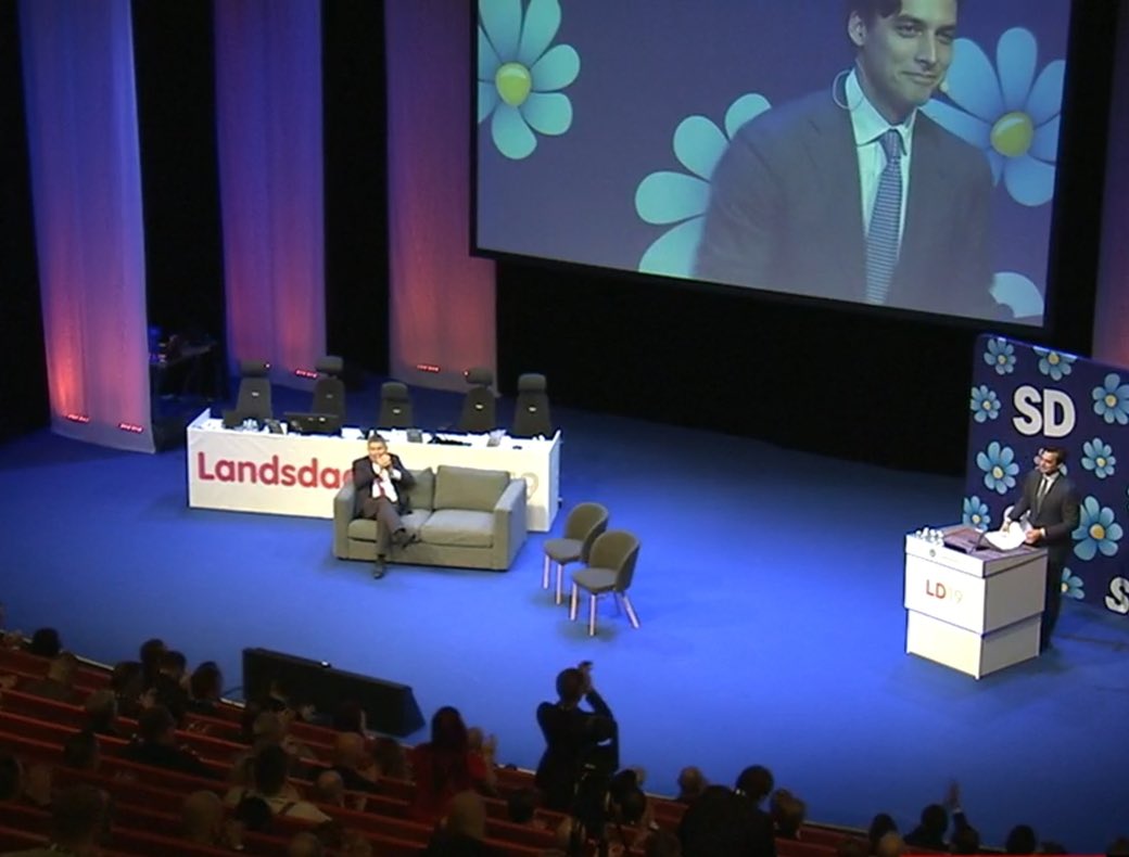 veolenes's tweet image. Meanwhile sitter Liberalerna och förhandlar om landets framtid tillsammans med Sverigedemokraterna.