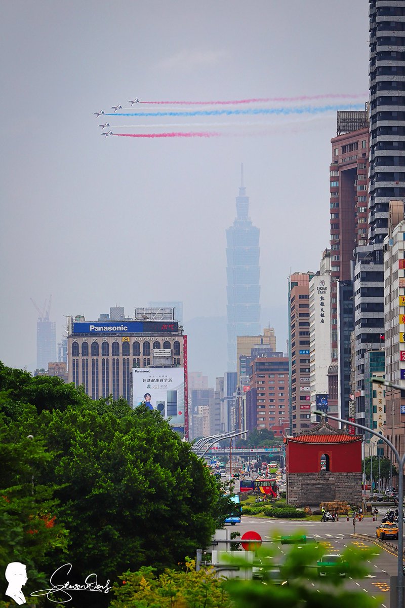 國慶日
雷虎小組噴煙通過台北市區

空軍雷虎小組AT-3教練機

#台北101
#國慶日
#Nationalday2022 
#TAIPEI #TAIWAN 
#aerobaticteam
