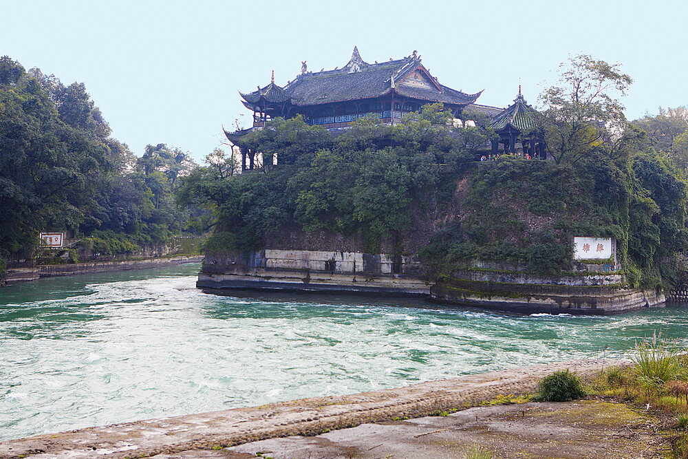 This #TravelTuesday, ready to travel? Visit the Dujiangyan irrigation system, in China. An ecological engineering feat that still controls the waters of the Minjiang River. Yes, #water is also the leisure to learn. Discover this #WorldHeritage site: whc.unesco.org/en/list/1001/